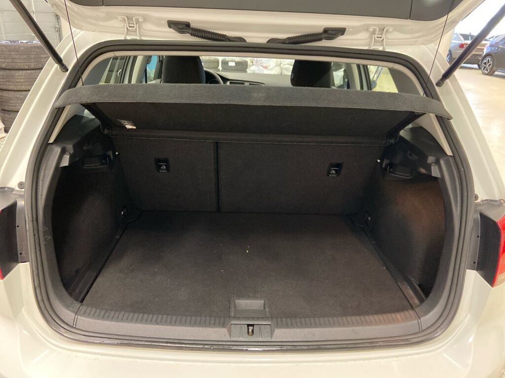 Volkswagen Golf 2016 Valkoinen