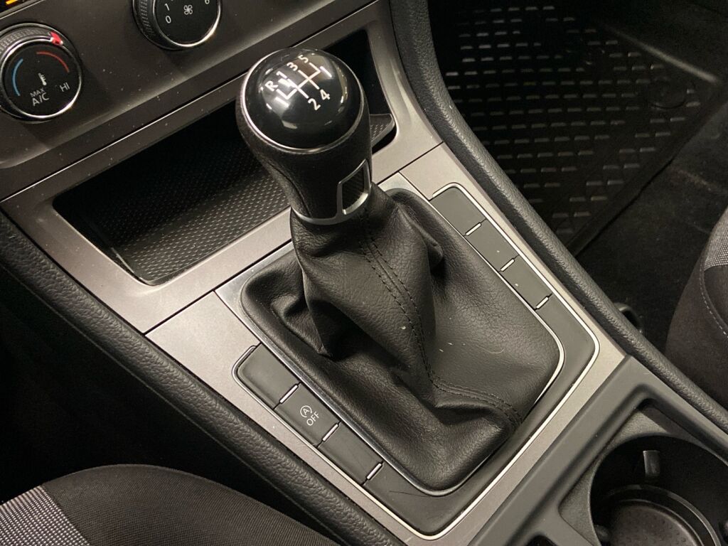 Volkswagen Golf 2016 Valkoinen