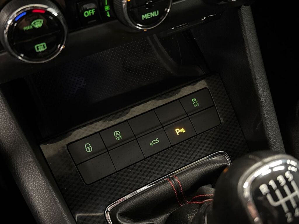Skoda Octavia 2017 Musta