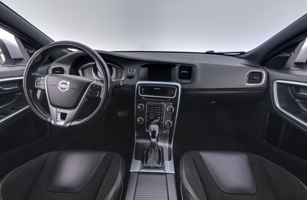 Volvo V60 2018 Sininen