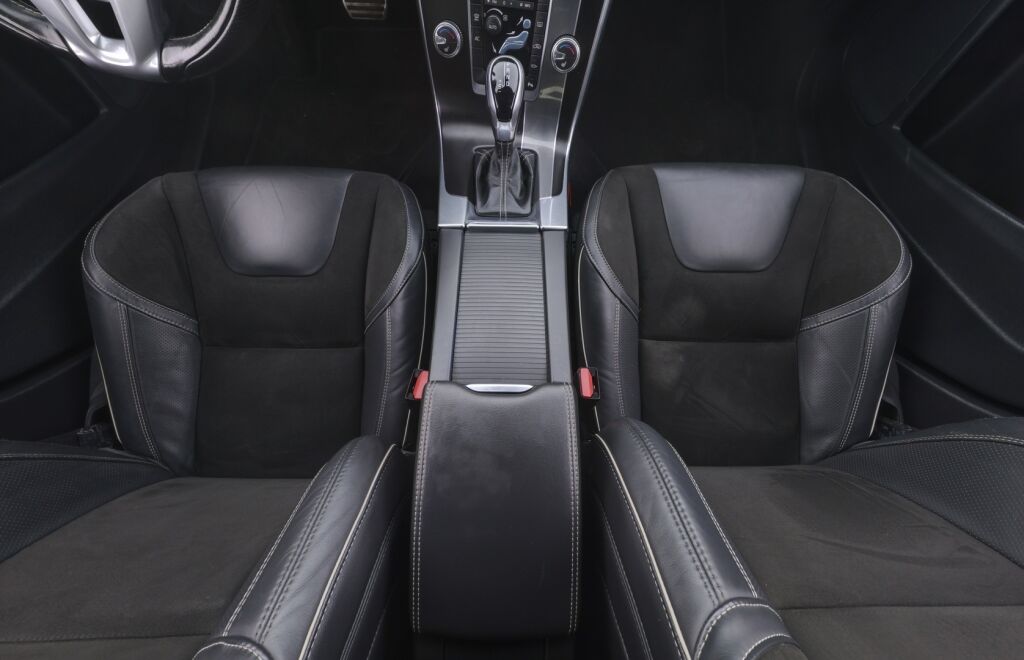 Volvo V60 2018 Sininen