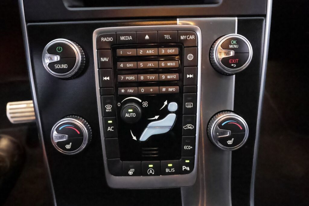 Volvo V60 2018 Sininen