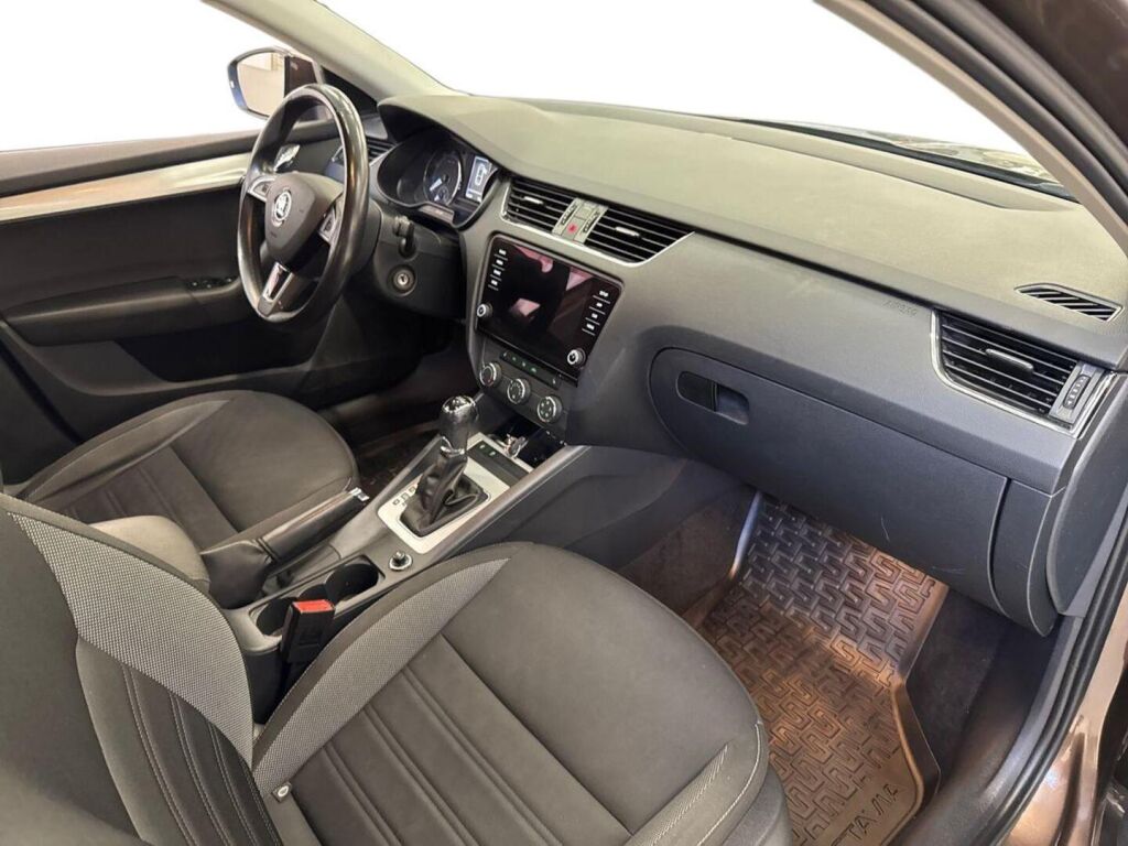 Skoda Octavia 2017 Ruskea (beige)