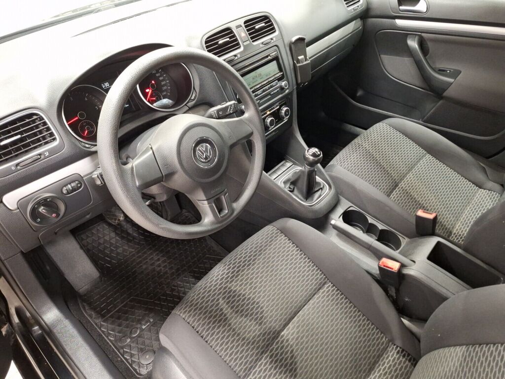 Volkswagen Golf 2010 Musta