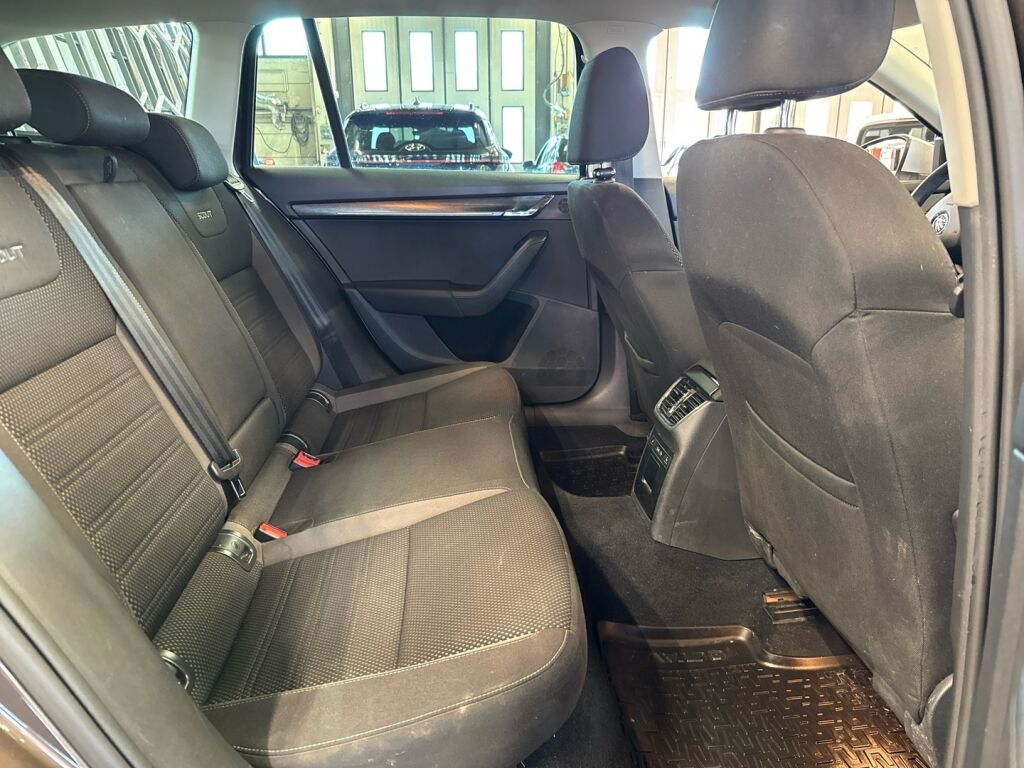 Skoda Octavia 2018 Ruskea (beige)
