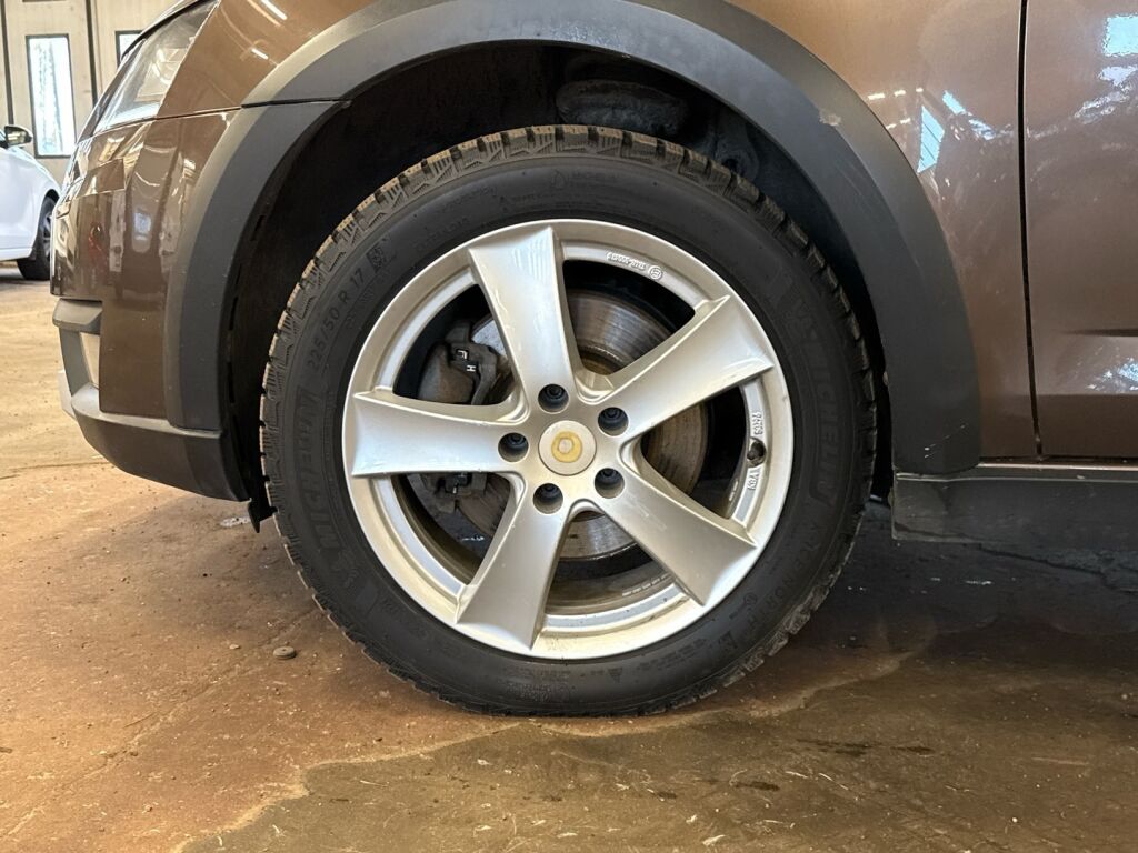 Skoda Octavia 2018 Ruskea (beige)