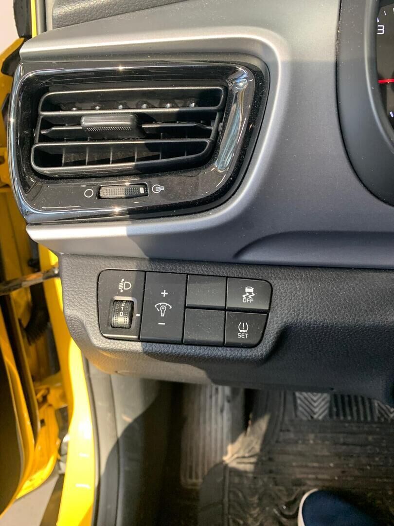 Kia Stonic 2018 Keltainen