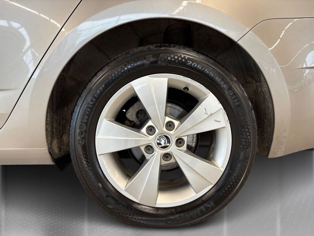 Skoda Octavia 2018 Ruskea (beige)