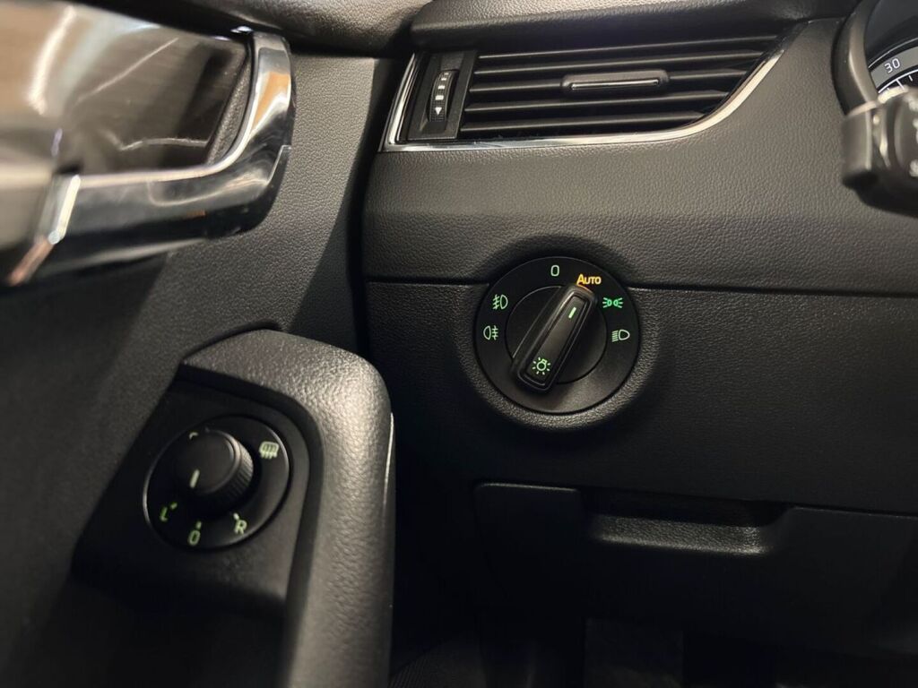 Skoda Octavia 2018 Ruskea (beige)