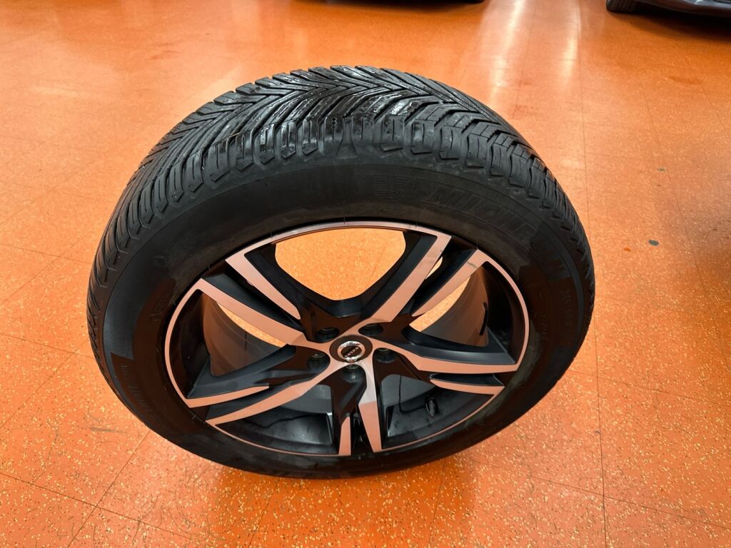 Volvo XC60 2018 Punainen