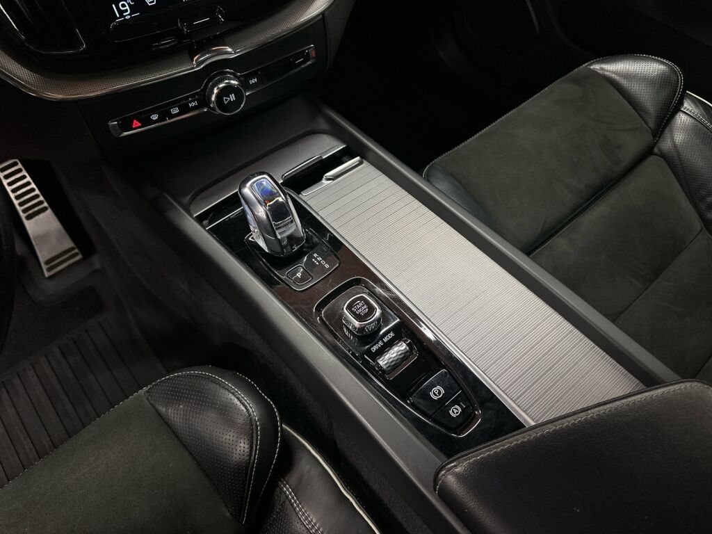 Volvo XC60 2018 Punainen