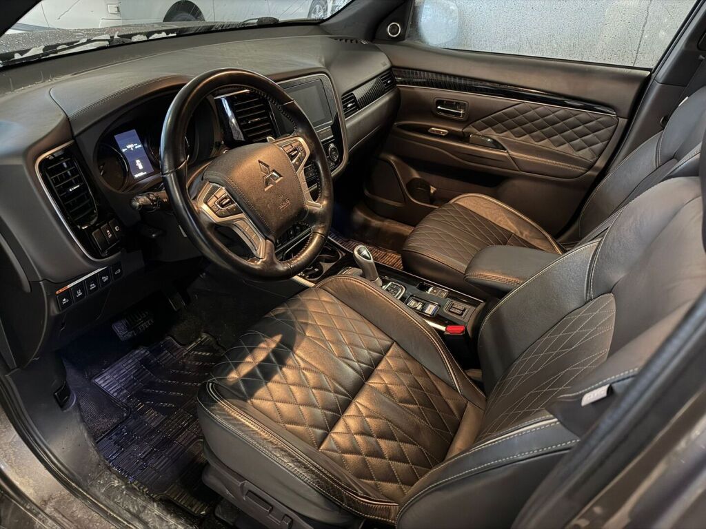 Mitsubishi Outlander PHEV 2019 Ruskea (beige)