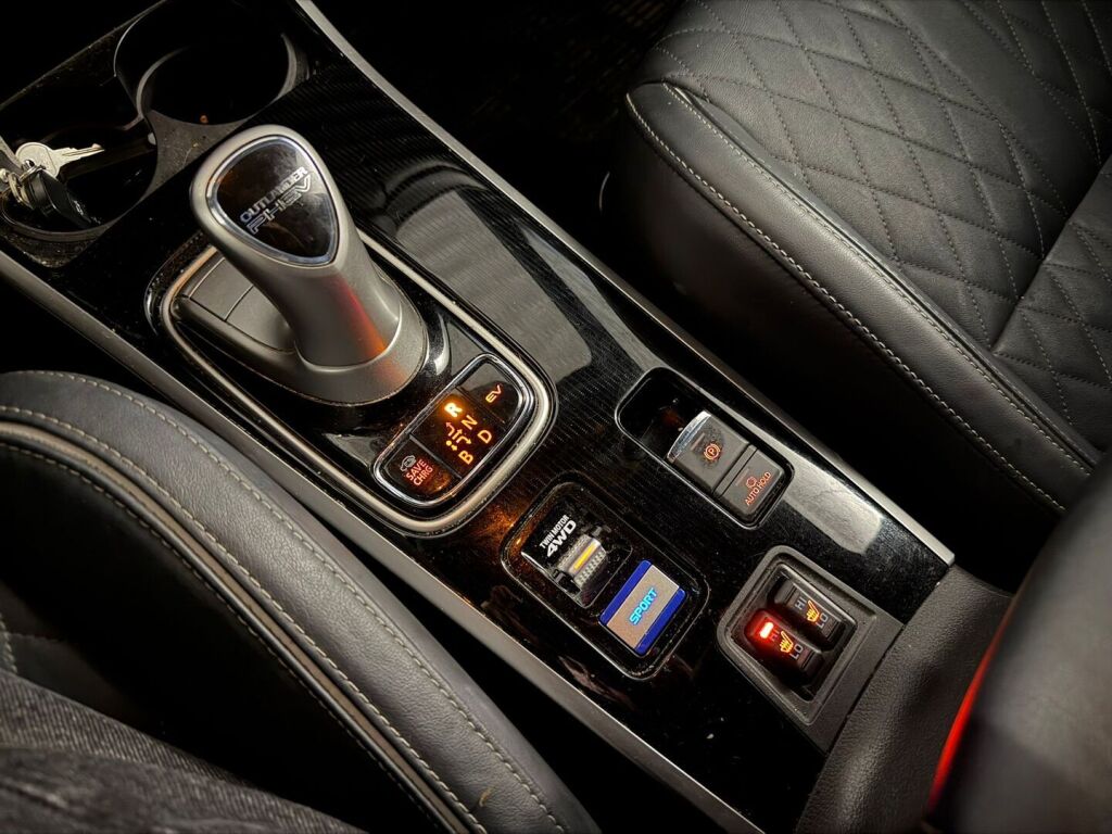 Mitsubishi Outlander PHEV 2019 Ruskea (beige)