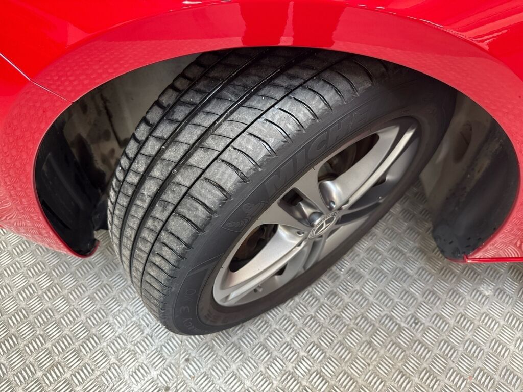 Mercedes-Benz A 2018 Punainen