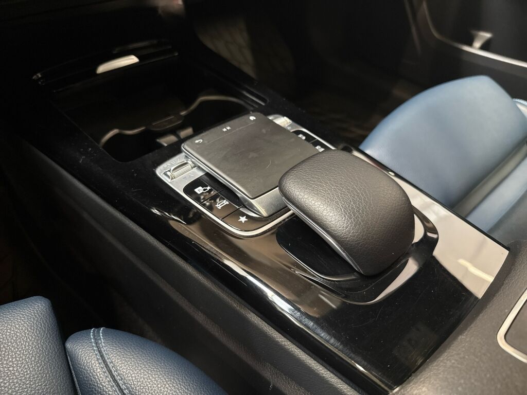 Mercedes-Benz A 2018 Punainen