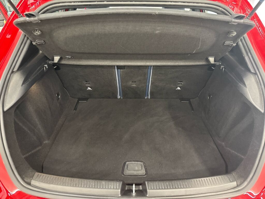 Mercedes-Benz A 2018 Punainen