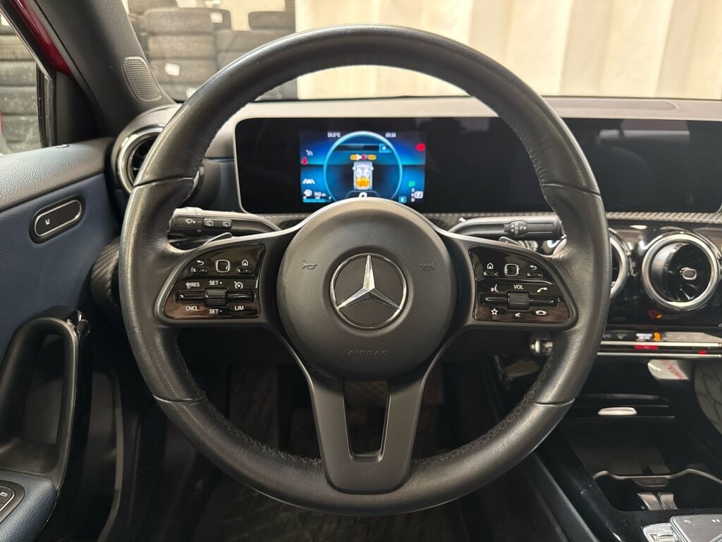Mercedes-Benz A 2018 Punainen