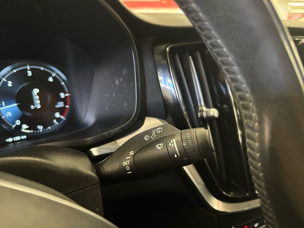 Volvo V60 2018 Valkoinen