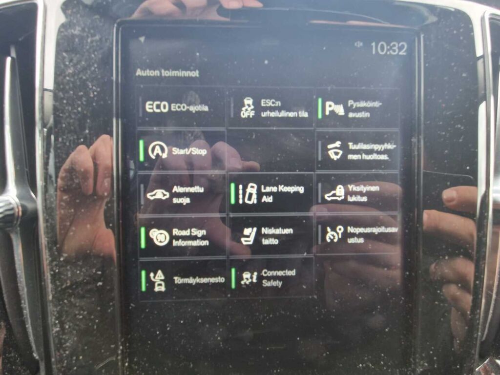 Volvo V60 2019 Musta