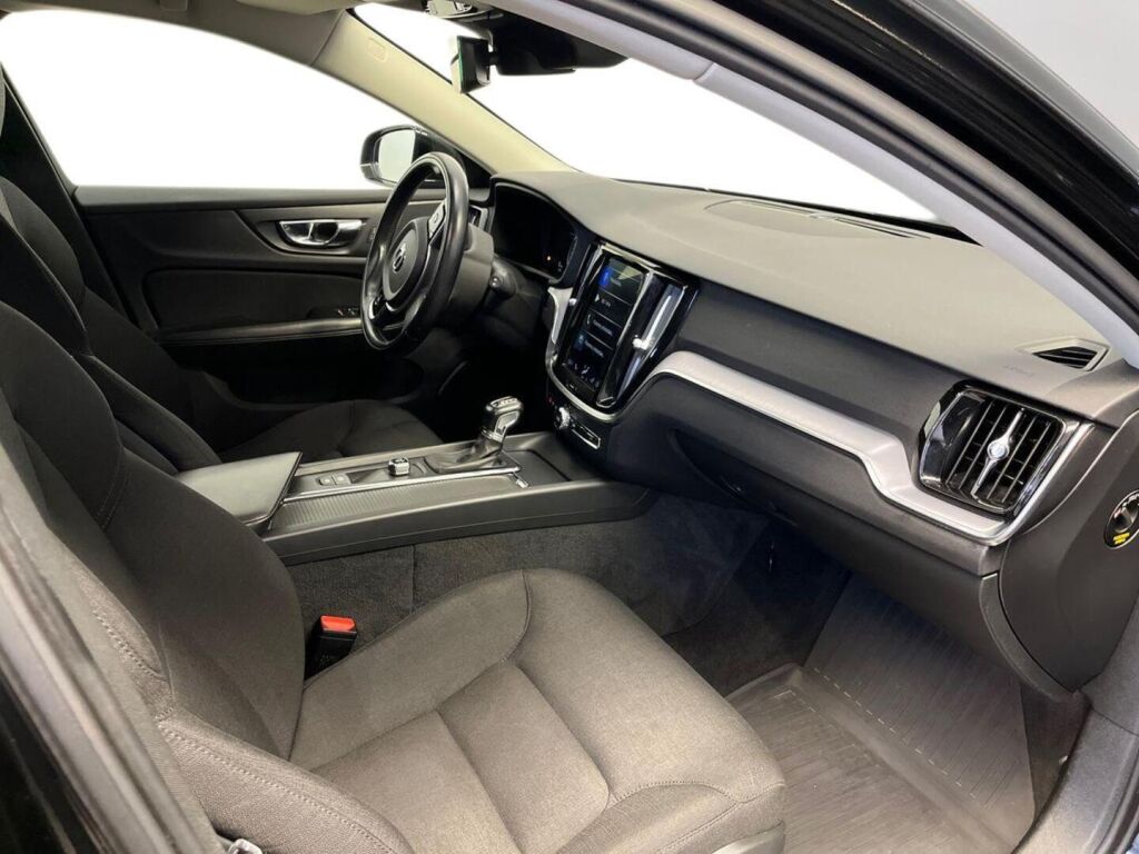 Volvo V60 2019 Musta