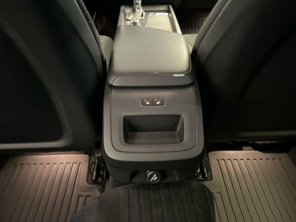 Volvo V60 2019 Musta