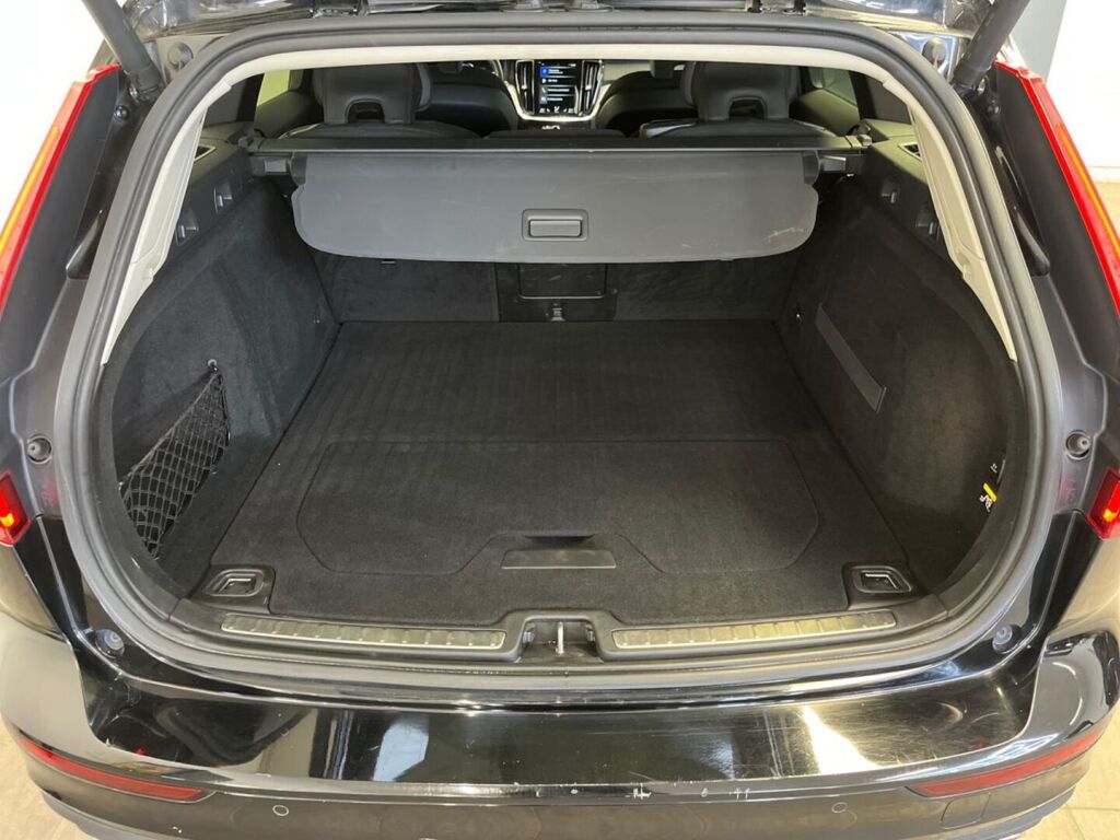 Volvo V60 2019 Musta