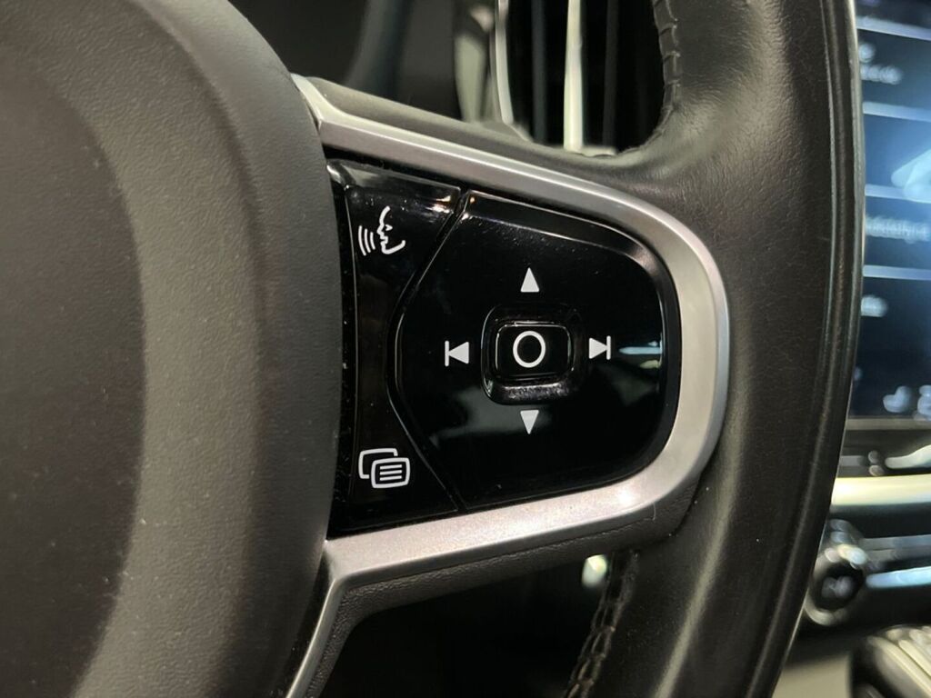 Volvo V60 2019 Musta