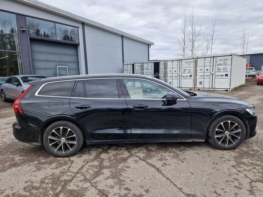 Volvo V60 2019 Musta
