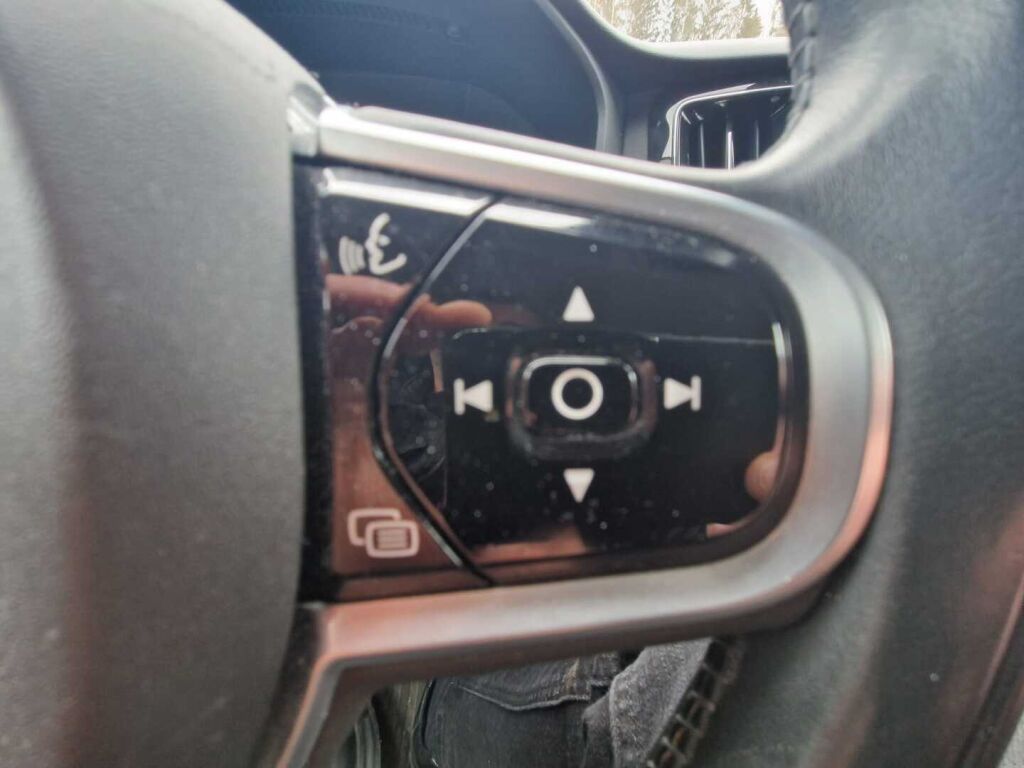 Volvo V60 2019 Musta