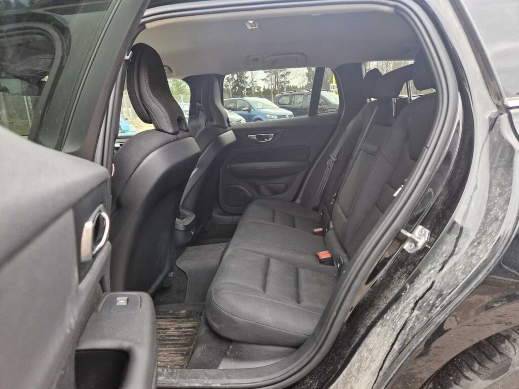Volvo V60 2019 Musta