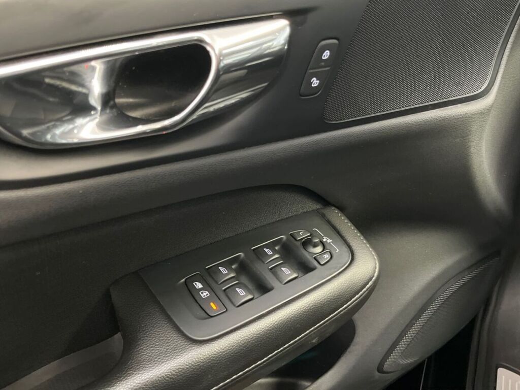 Volvo V60 2019 Musta