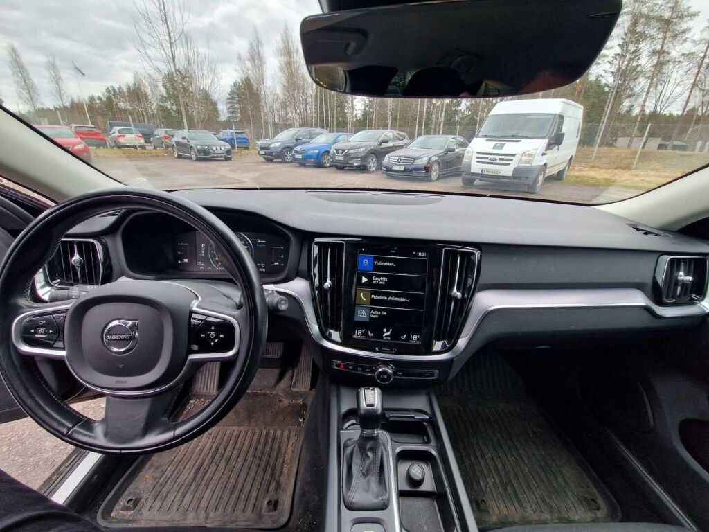 Volvo V60 2019 Musta