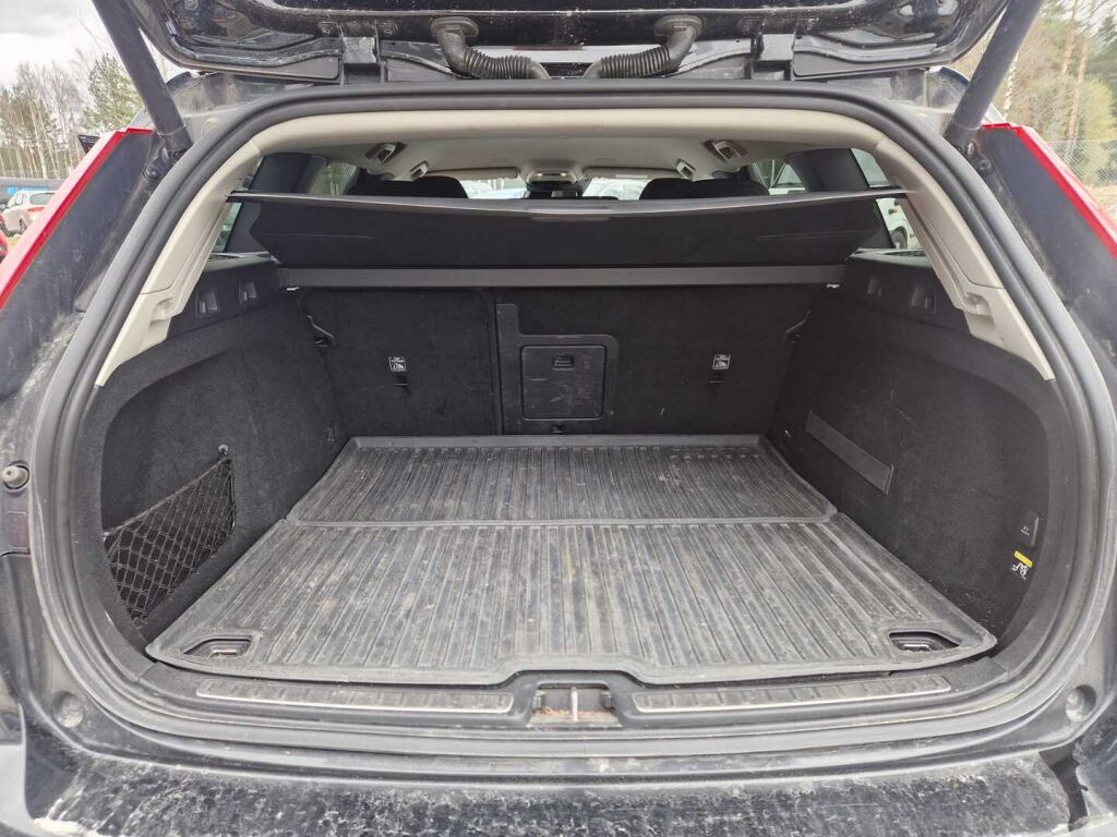 Volvo V60 2019 Musta