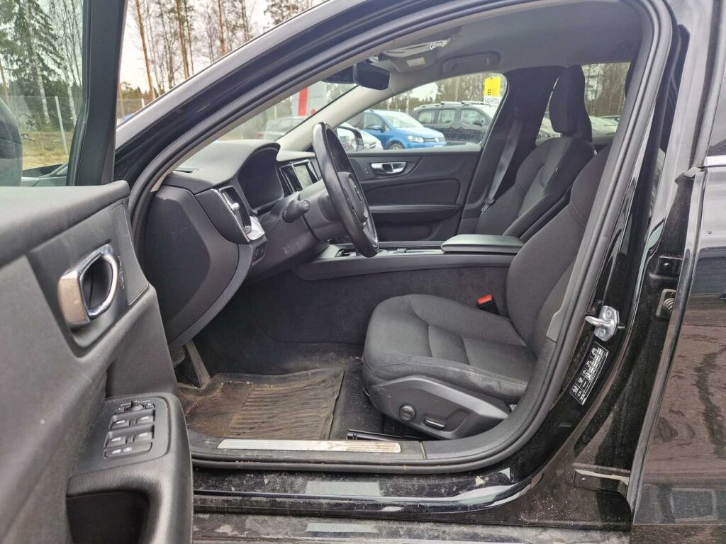 Volvo V60 2019 Musta