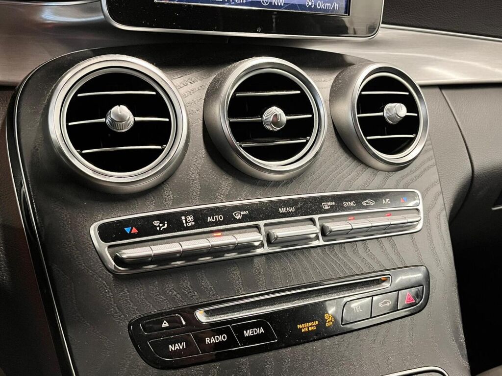 Mercedes-Benz C 2017 Met. Punainen