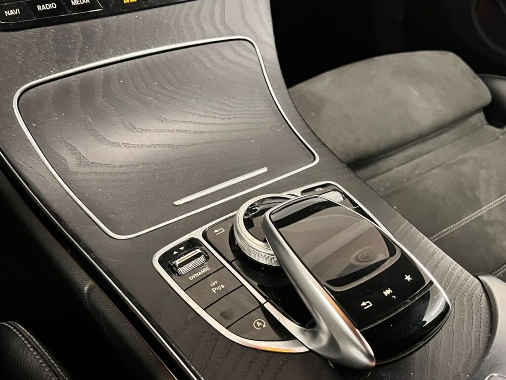 Mercedes-Benz C 2017 Met. Punainen