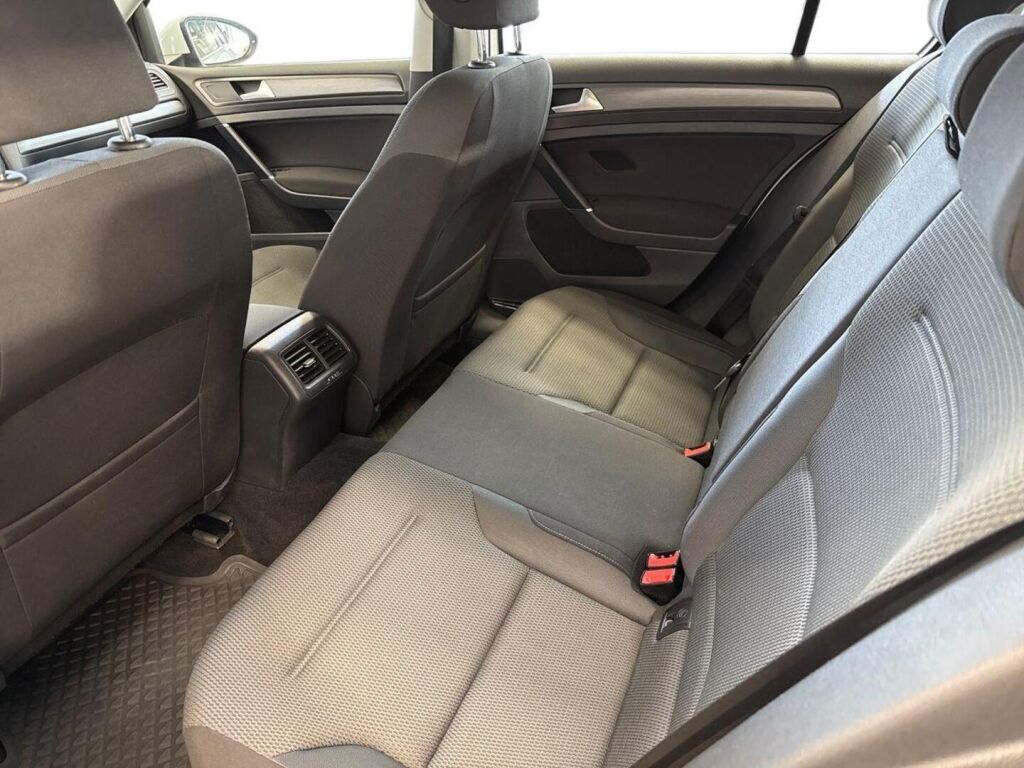 Volkswagen Golf 2019 Valkoinen