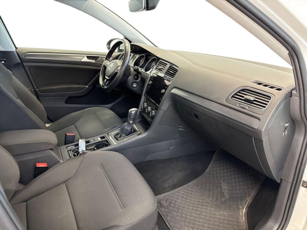 Volkswagen Golf 2019 Valkoinen