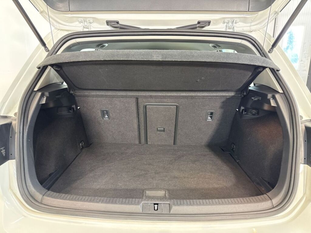 Volkswagen Golf 2019 Valkoinen