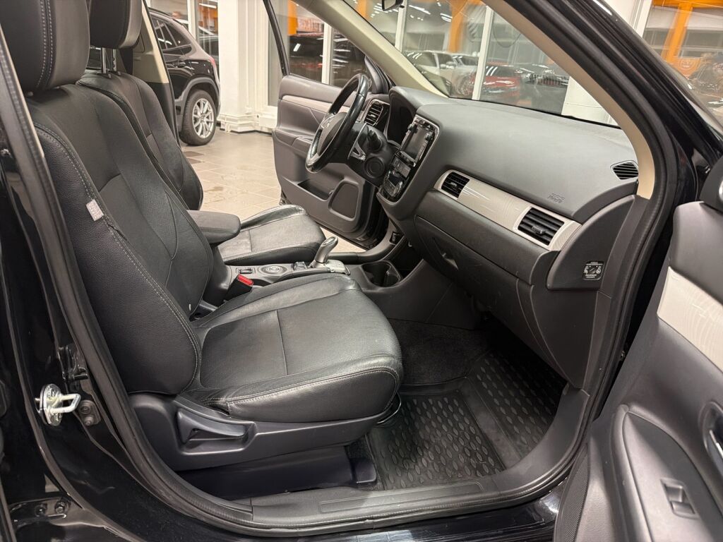 Mitsubishi Outlander PHEV 2013 Musta