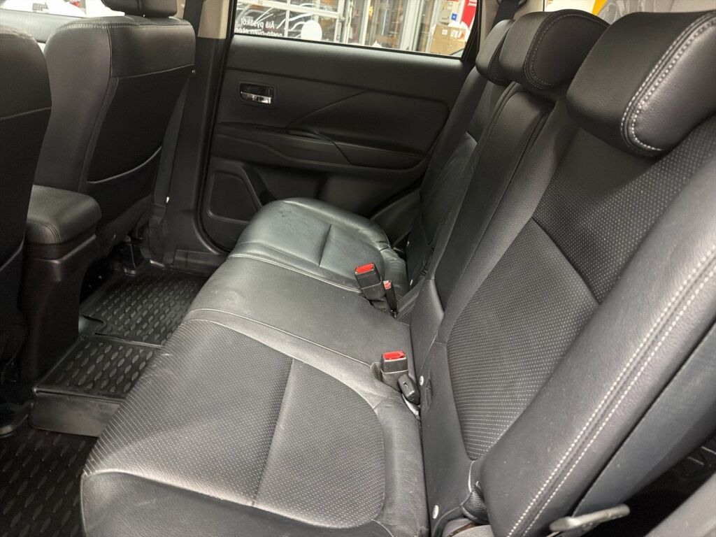 Mitsubishi Outlander PHEV 2013 Musta