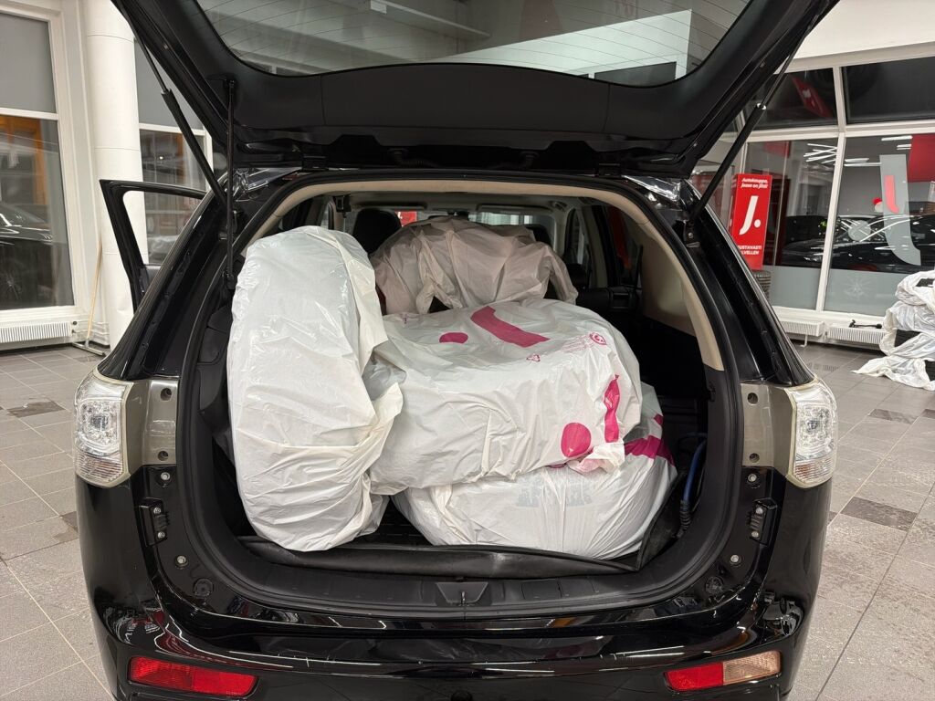 Mitsubishi Outlander PHEV 2013 Musta