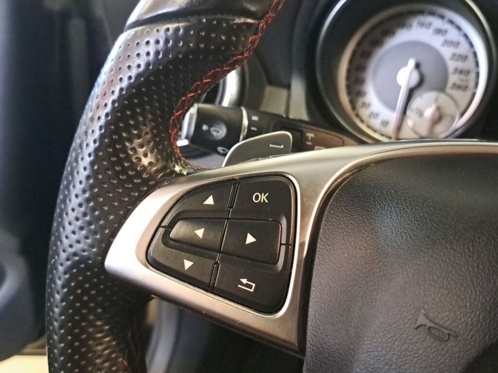 Mercedes-Benz CLA 2015 Musta