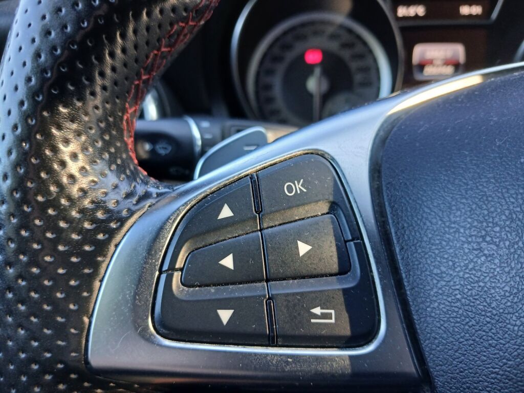 Mercedes-Benz CLA 2015 Musta