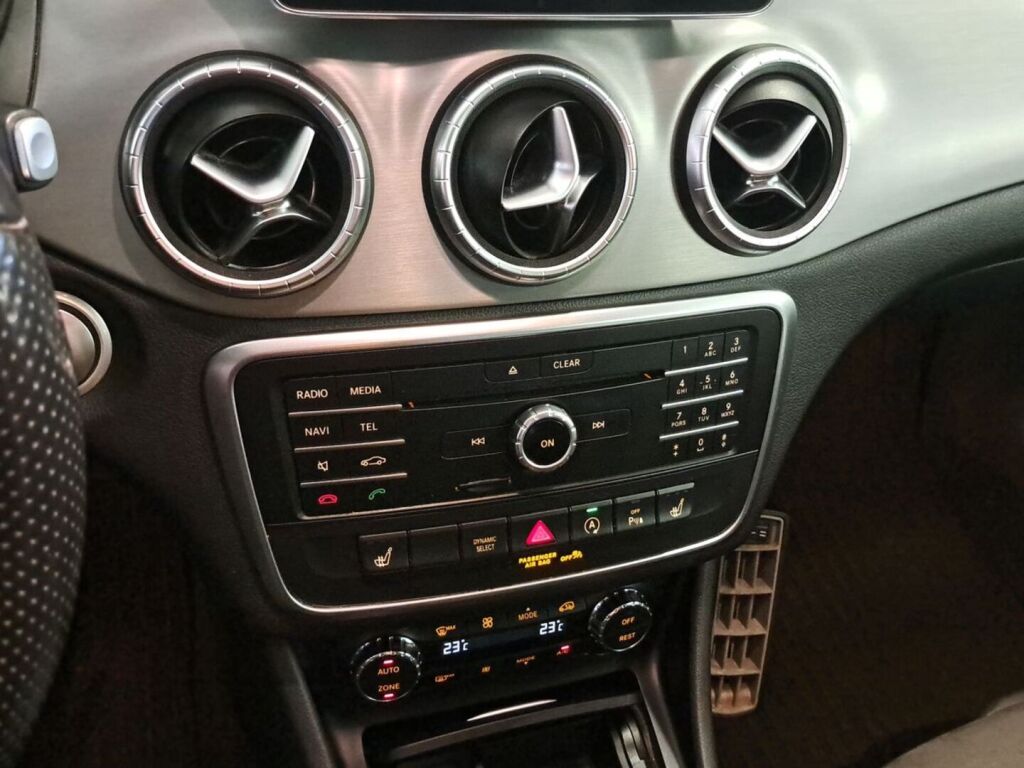 Mercedes-Benz CLA 2015 Musta