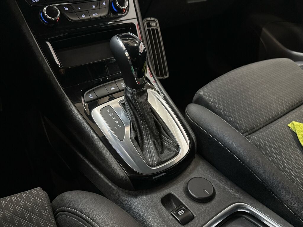 Opel Astra 2019 Punainen