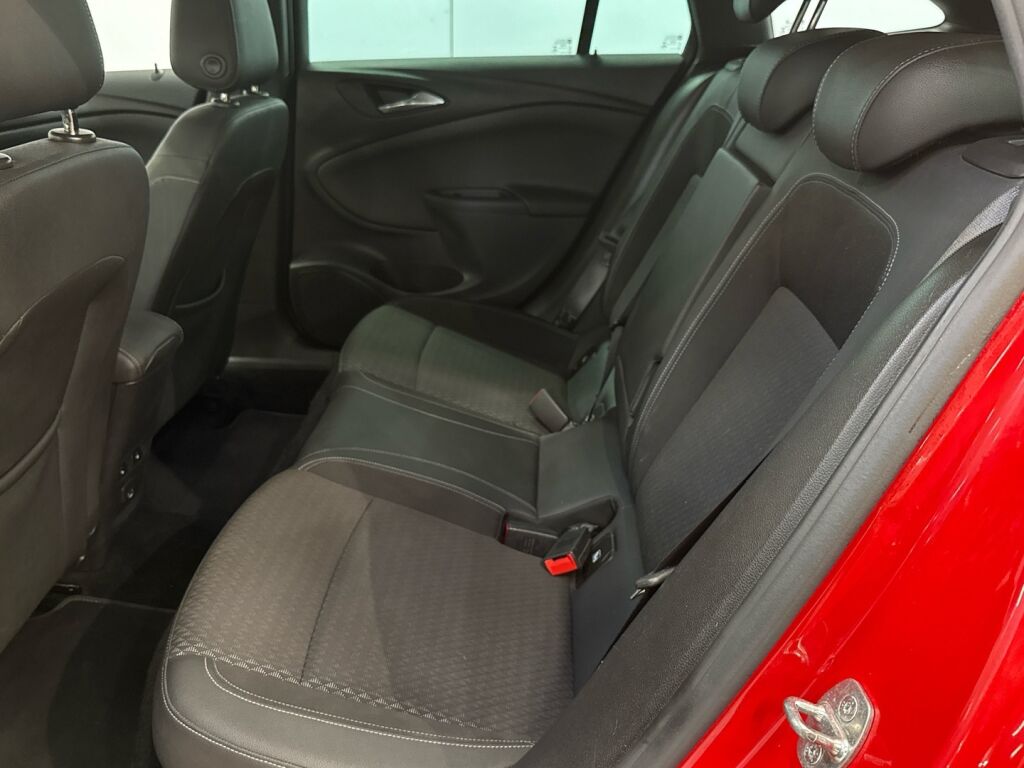 Opel Astra 2019 Punainen