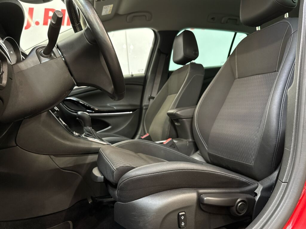 Opel Astra 2019 Punainen