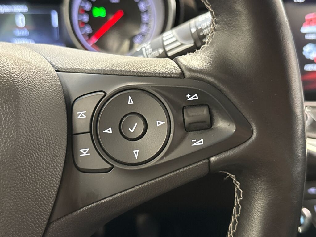 Opel Astra 2019 Punainen