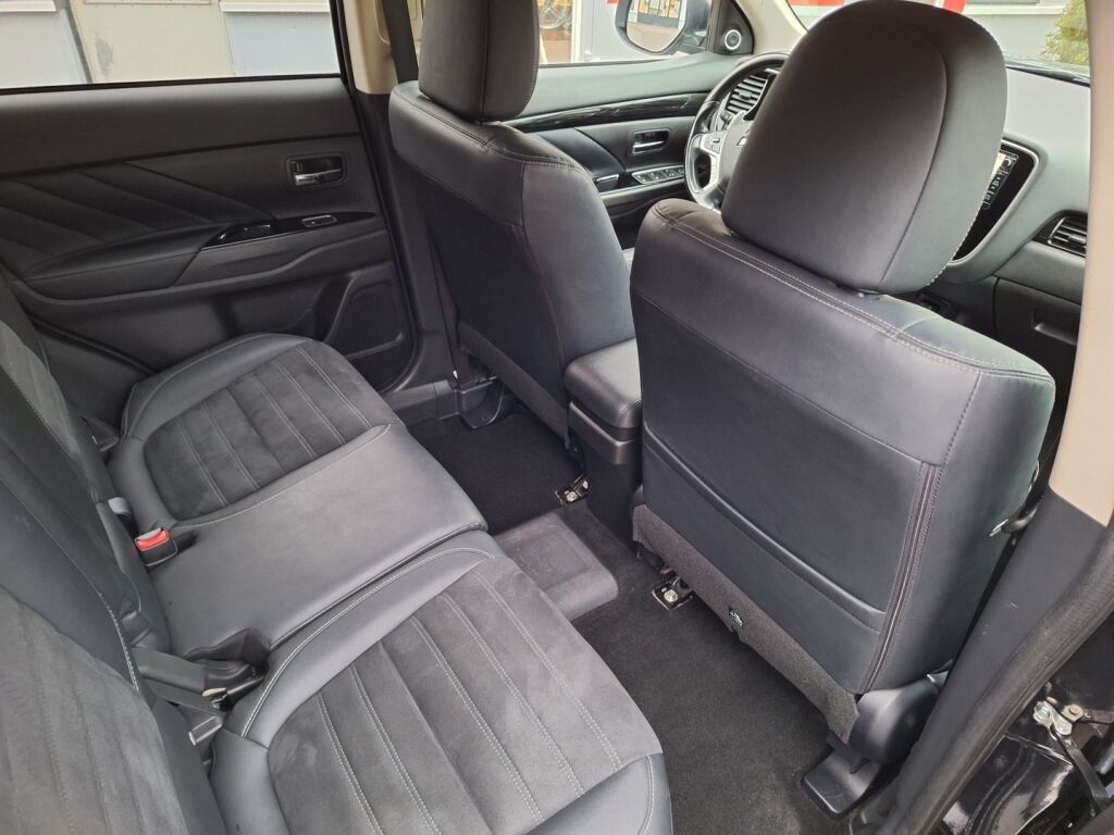 Mitsubishi Outlander PHEV 2016 Musta